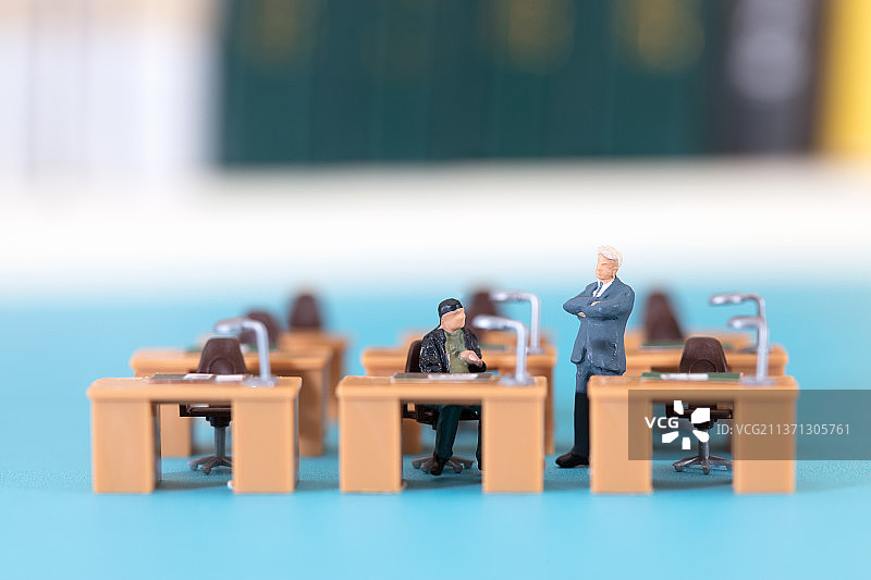 工位上两名正在谈事的同事图片素材