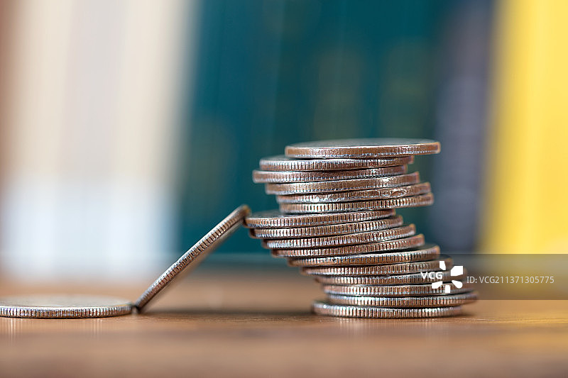 一摞25美分的美元硬币图片素材