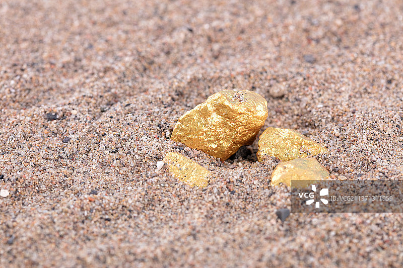 沙子里埋藏着的金矿露出部分图片素材