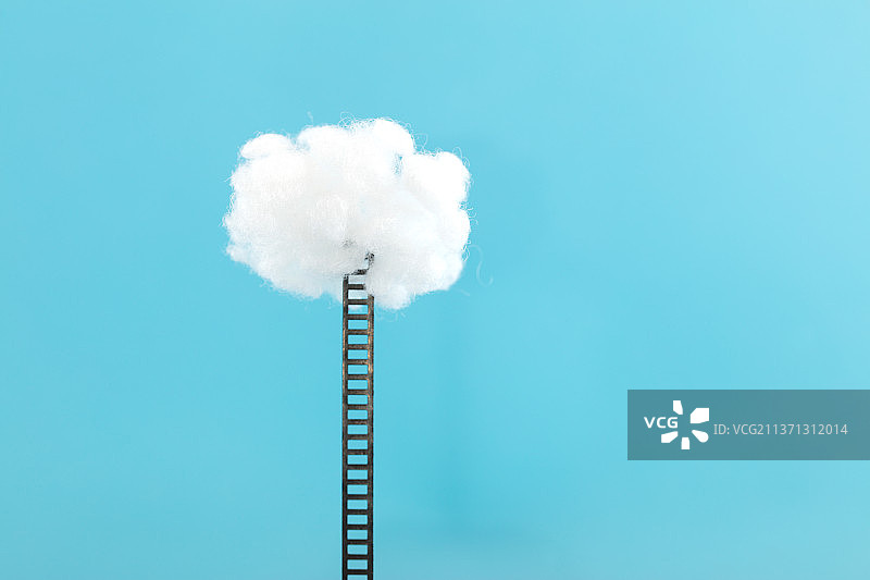 梯子通往云端在蓝色背景上图片素材