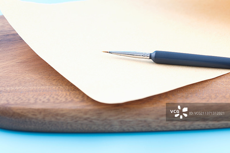 极细的描边笔在草纸上图片素材