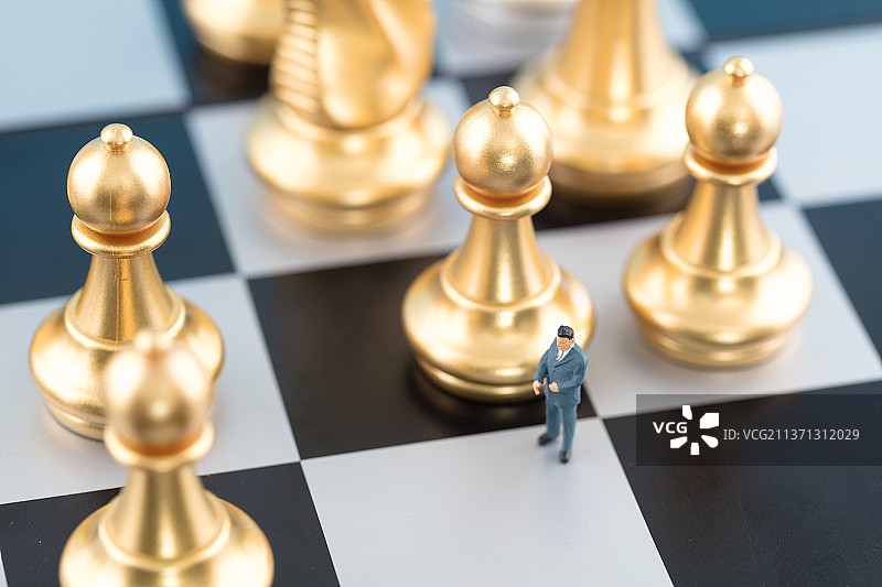 棋盘上的棋子和微缩人偶图片素材