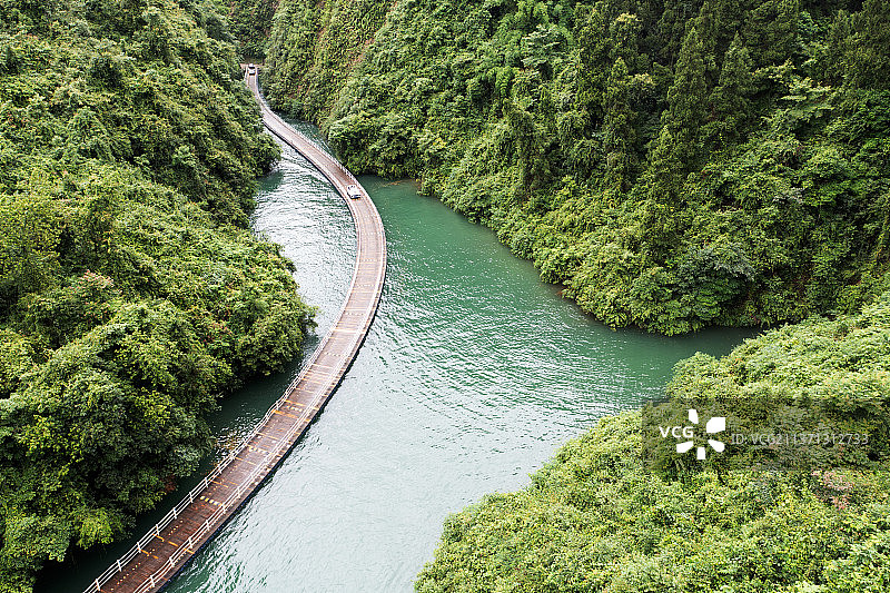 航拍湖北恩施狮子关水上浮桥鸟瞰图图片素材