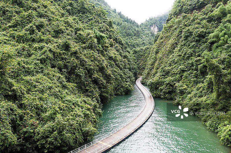 航拍湖北恩施狮子关水上浮桥鸟瞰图图片素材
