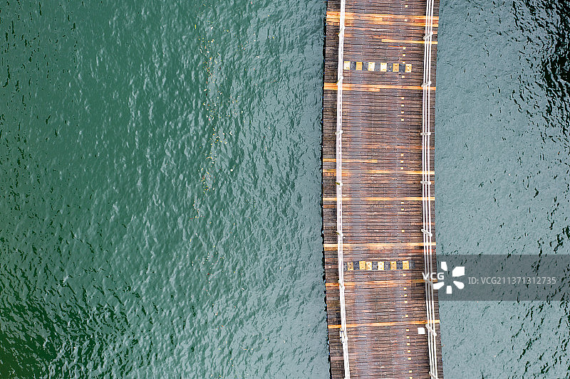 航拍湖北恩施狮子关水上浮桥鸟瞰图图片素材