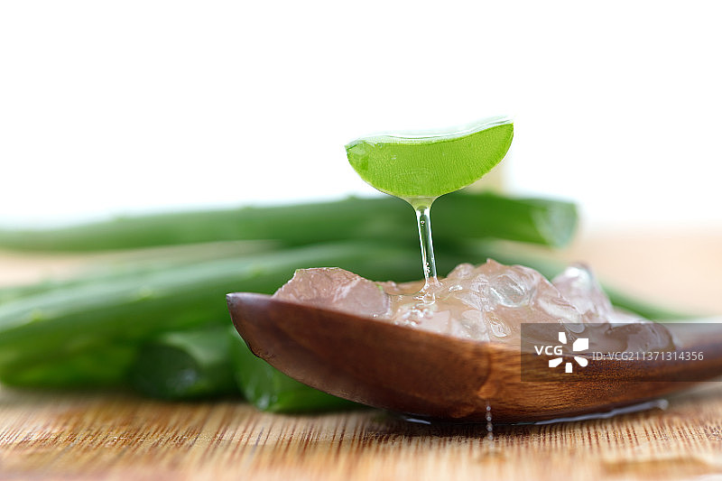 天然的芦荟护肤精华液图片素材