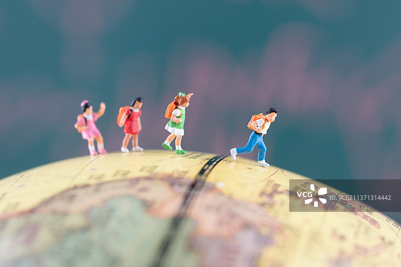 在地球仪上放学的小学生图片素材