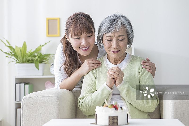 孙女帮祖母庆生图片素材