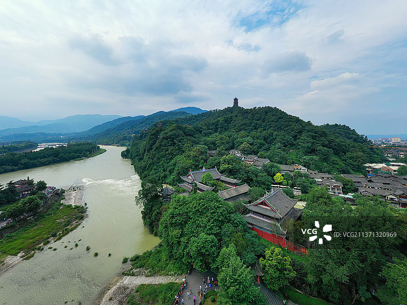 伏龙观和玉垒山+四川省成都市都江堰市都江堰旅游区图片素材