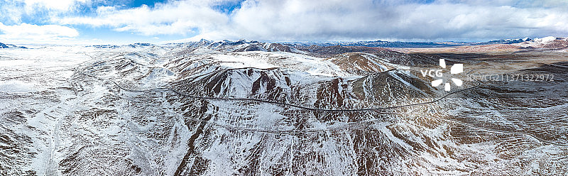 航拍青藏高原唐古拉山口的G109国道图片素材