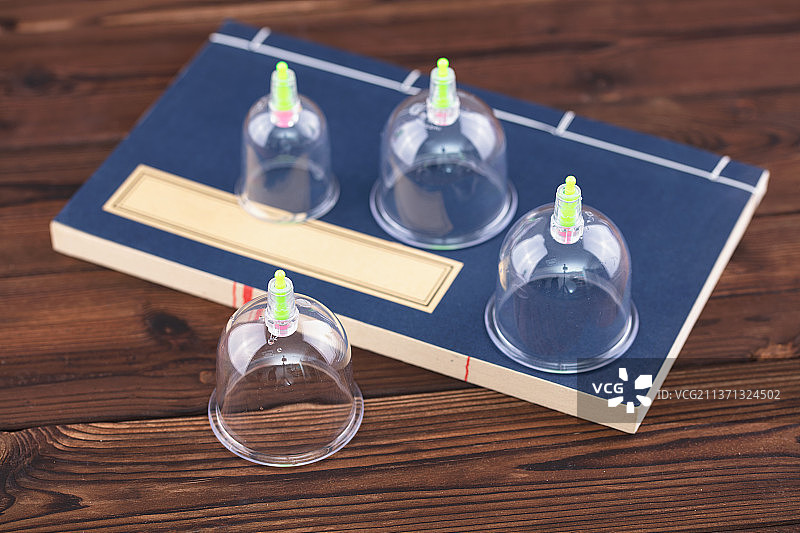 中医拔罐工具和医书图片素材