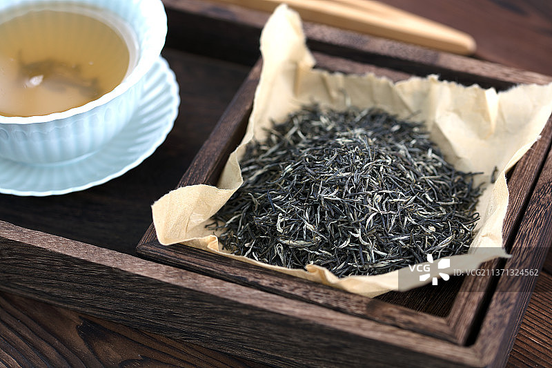 绿茶茶叶在木盒里图片素材