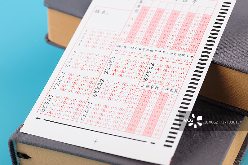 考试答题卡在教科书上图片素材