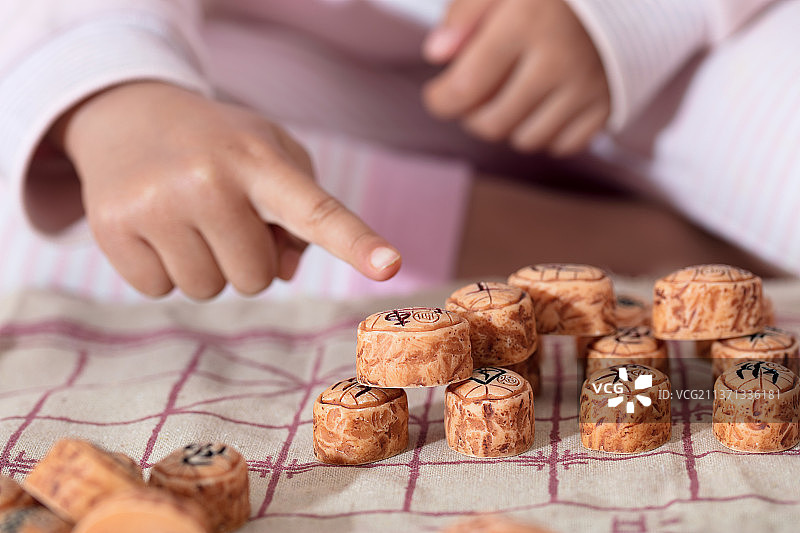 中国小孩子在玩中国象棋图片素材