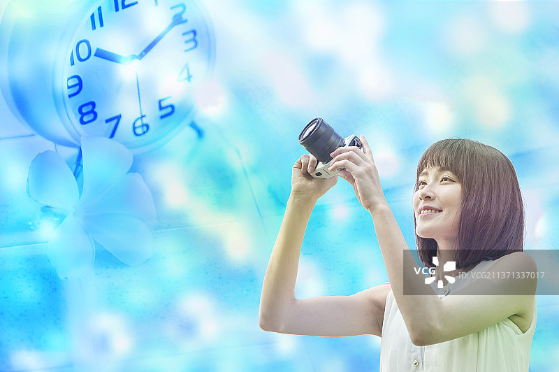 漂亮女人拿着相机图片素材