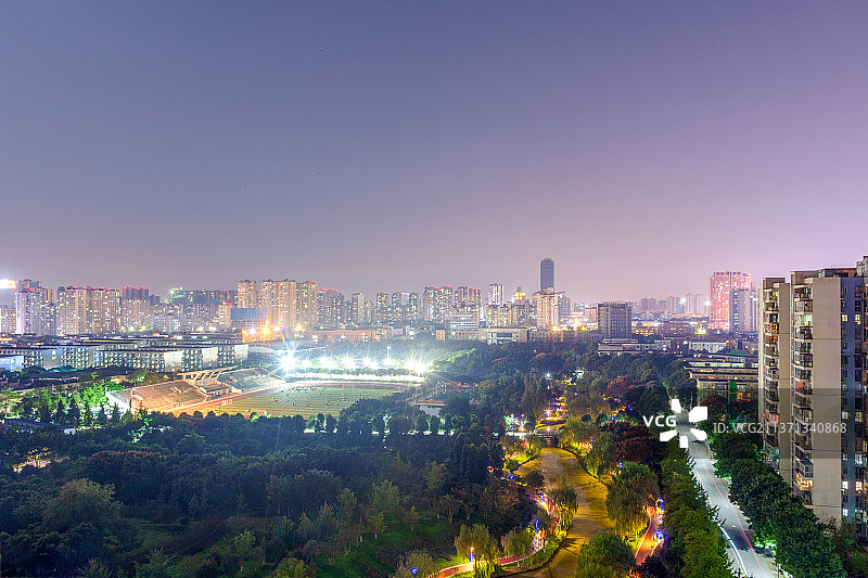西南石油大学操场夜景图片素材