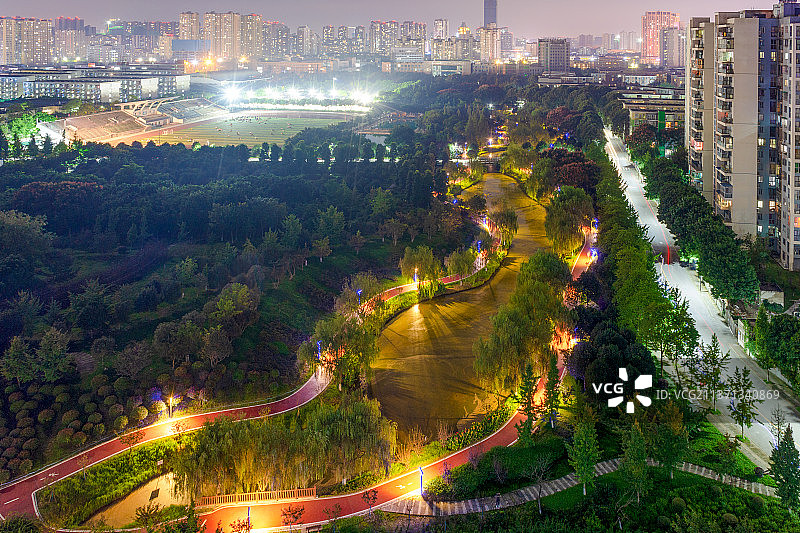 西南石油大学操场夜景图片素材