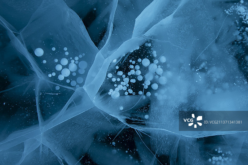 赛里木湖湖面上的气泡图片素材