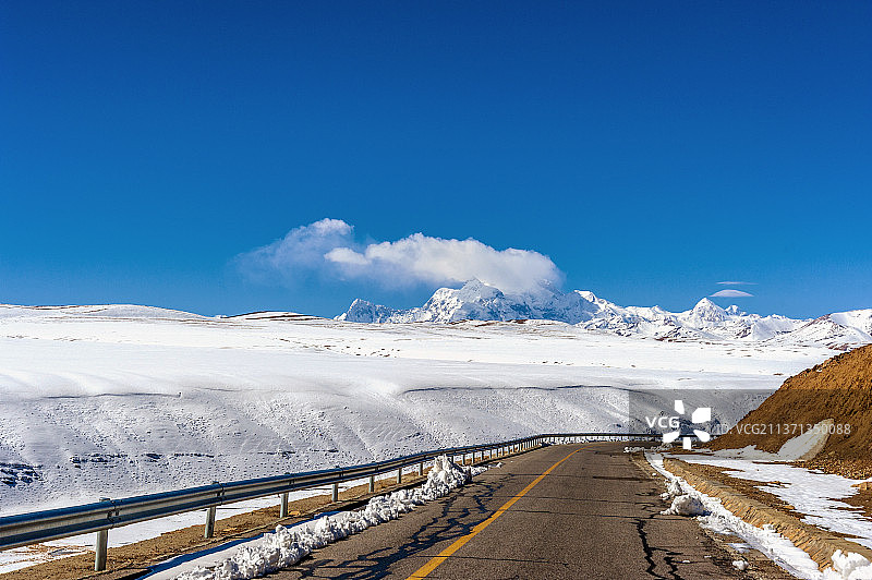 中国西藏日喀则希夏邦马峰图片素材