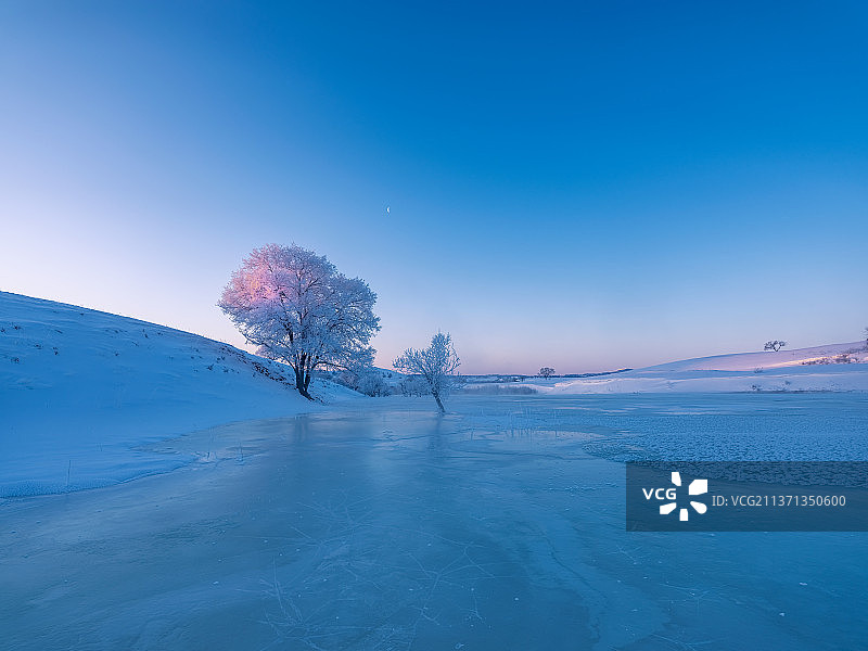 冬季冰面上的雾凇图片素材