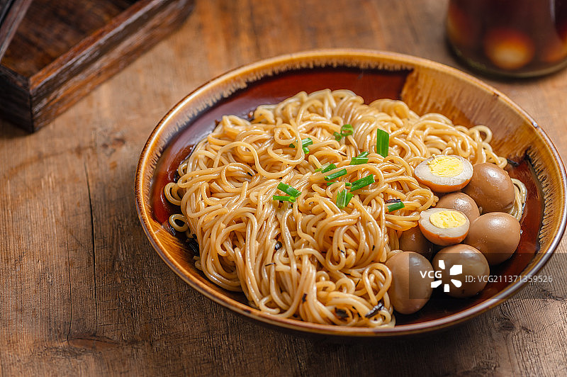 一盘葱油拌面图片素材