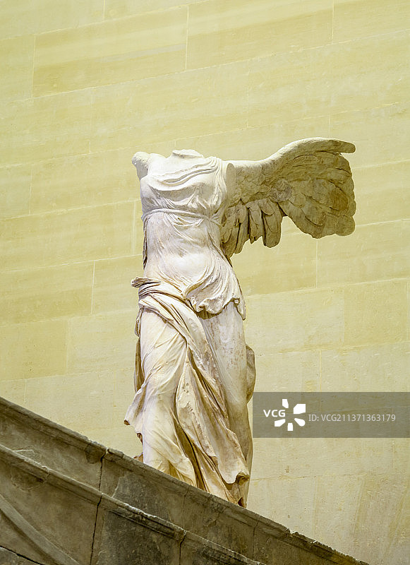 欧洲法国巴黎卢浮宫胜利女神像图片素材