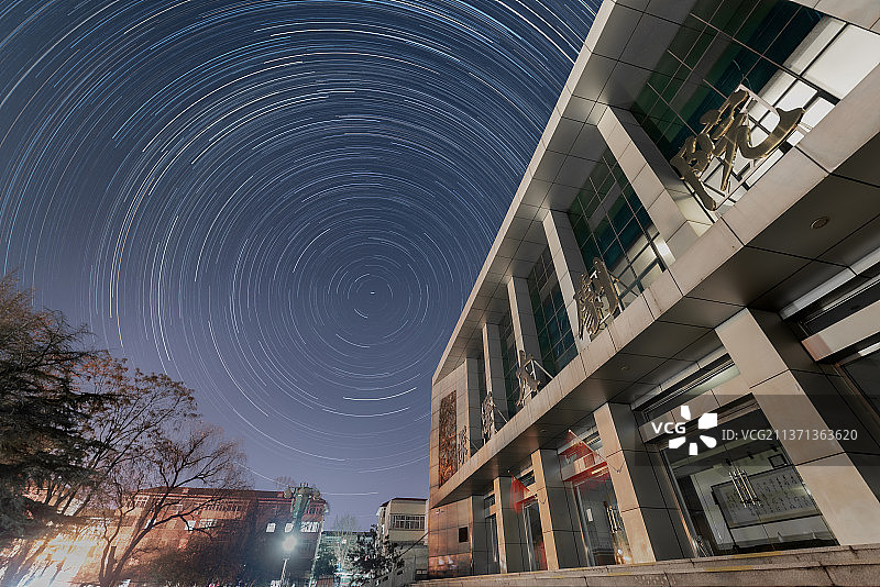 石家庄市深泽县大剧院星空夜景长曝光图片素材