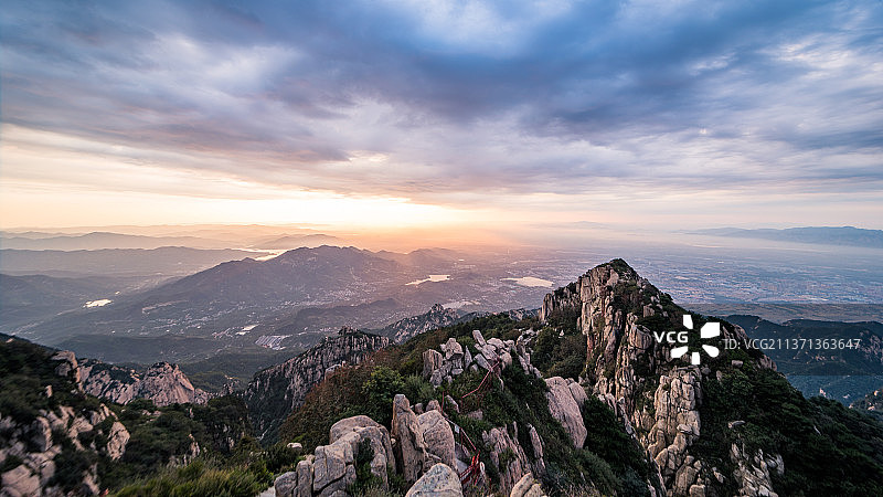 山东泰山大气磅礴日出图片素材