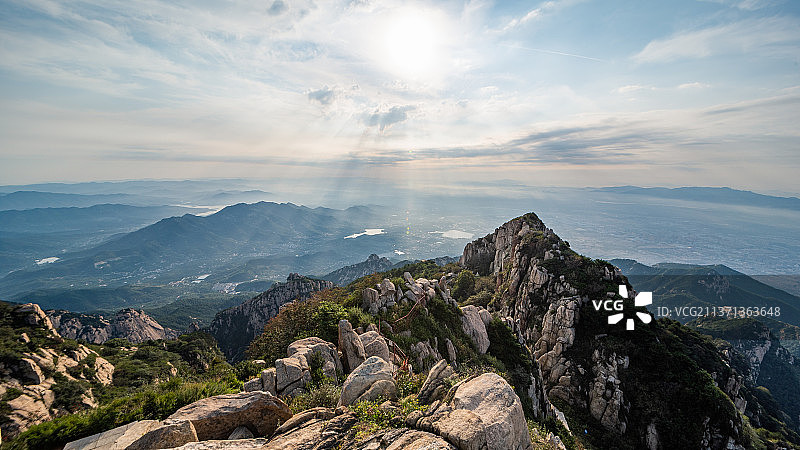 山东泰山壮阔山峰景色图片素材