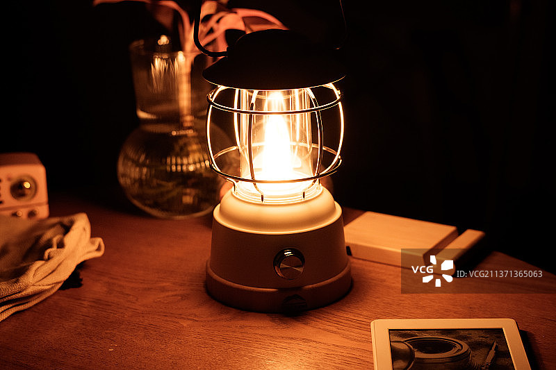 温馨小夜灯和桌面物品图片素材