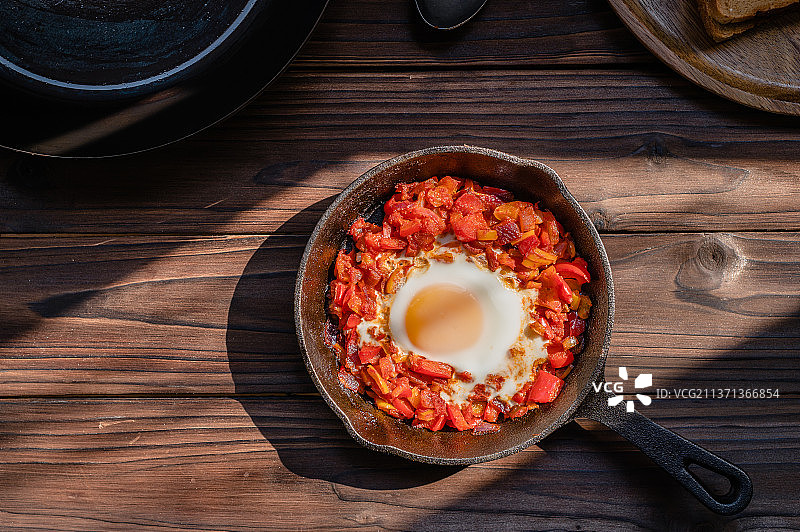 铸铁锅里的北非蛋图片素材