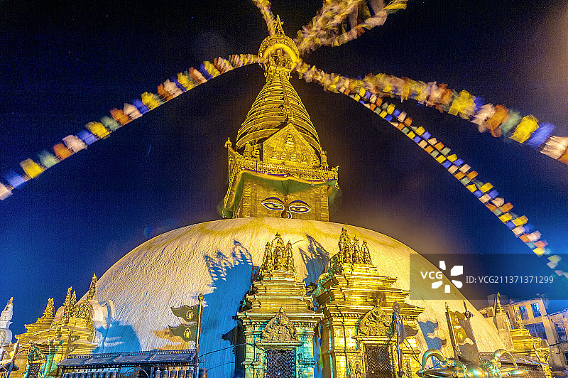 亚洲尼泊尔加德满都斯瓦扬布大佛夜景图片素材