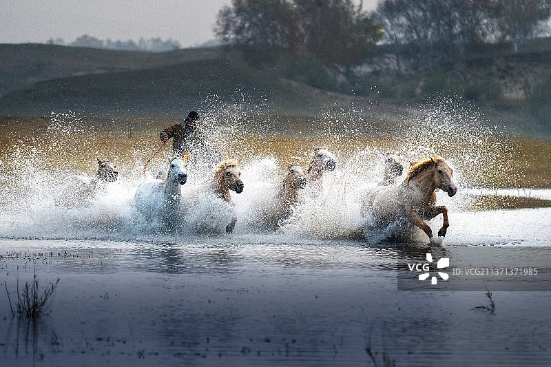 穿越公主湖图片素材