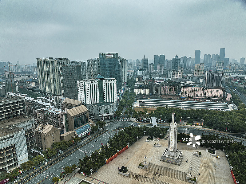 航拍阴天下南昌八一广场纪念塔远景图片素材