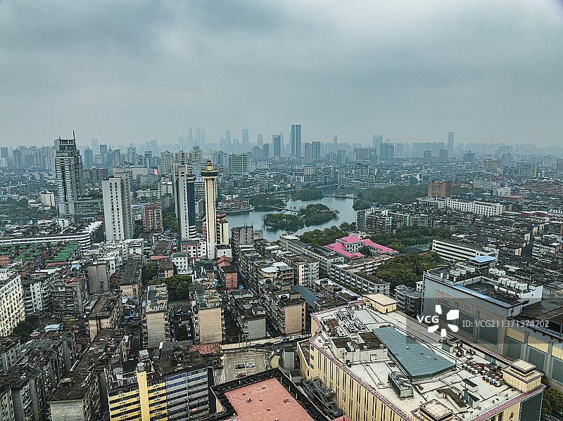 航拍阴天下南昌东湖区市貌图片素材