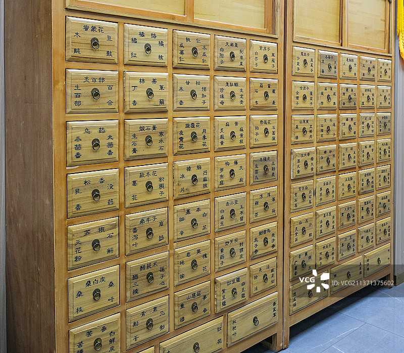 中药店存放药材的百子柜室内特写图片素材