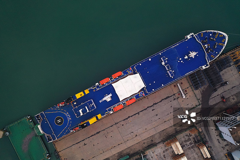 系泊的邮轮+江苏省连云港市连云区国际客运码头图片素材
