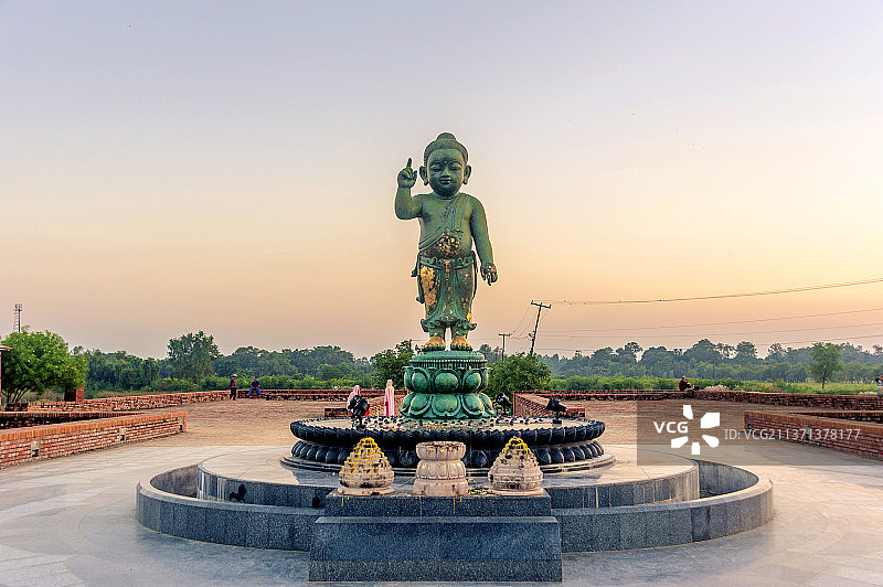 亚洲尼泊尔蓝毗尼圣园儿童释迦牟尼雕像图片素材