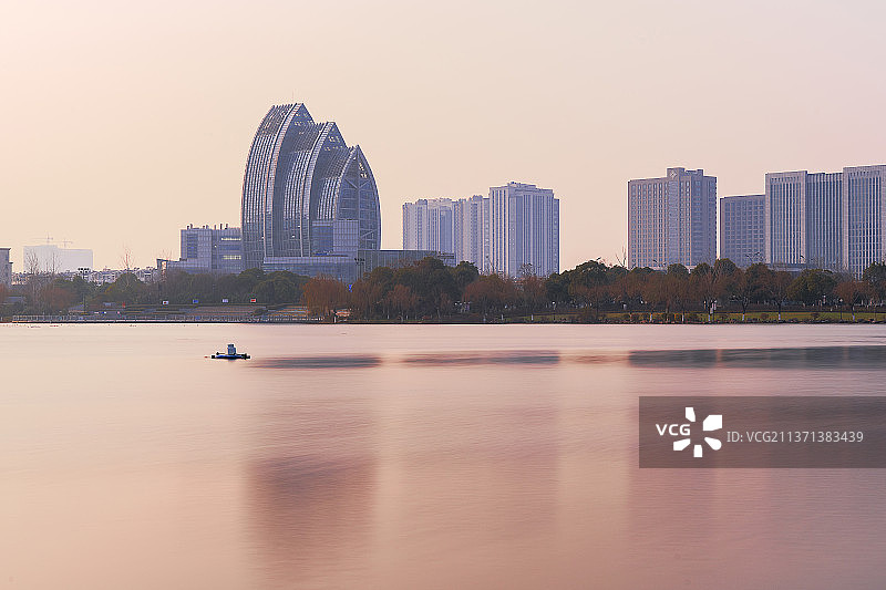 远眺报社大楼+江苏省盐城市盐都区聚龙湖公园图片素材