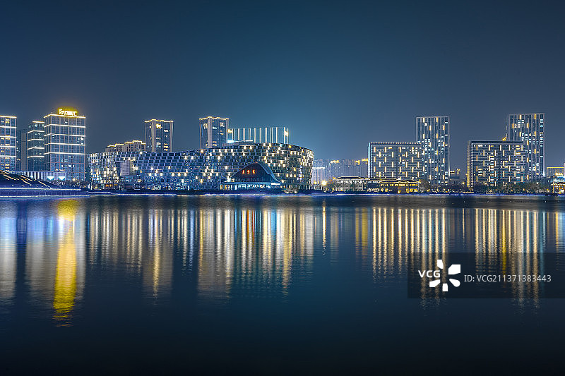 蓝色的夜+江苏省盐城市盐都区聚龙湖公园图片素材