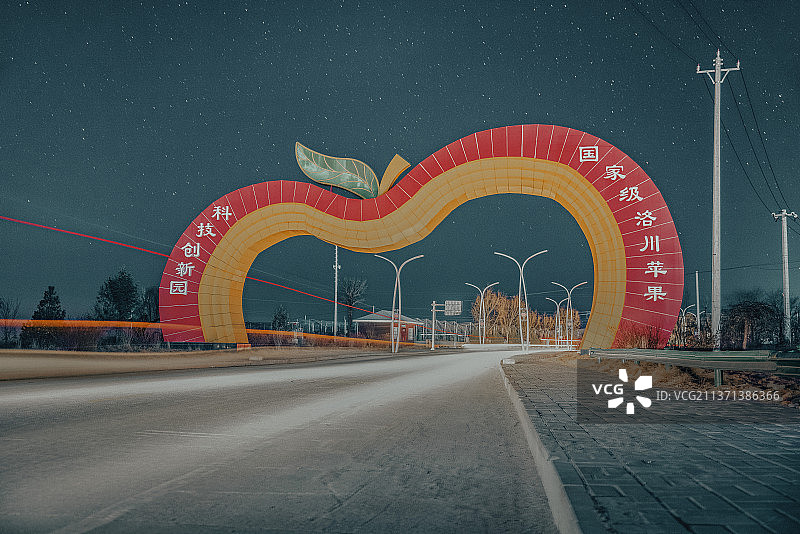 星空下的洛川县苹果门标志图片素材