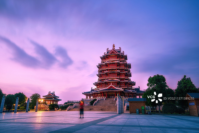 暮色中的隆欣阁+江苏省徐州市邳州市沙沟湖水杉公园图片素材