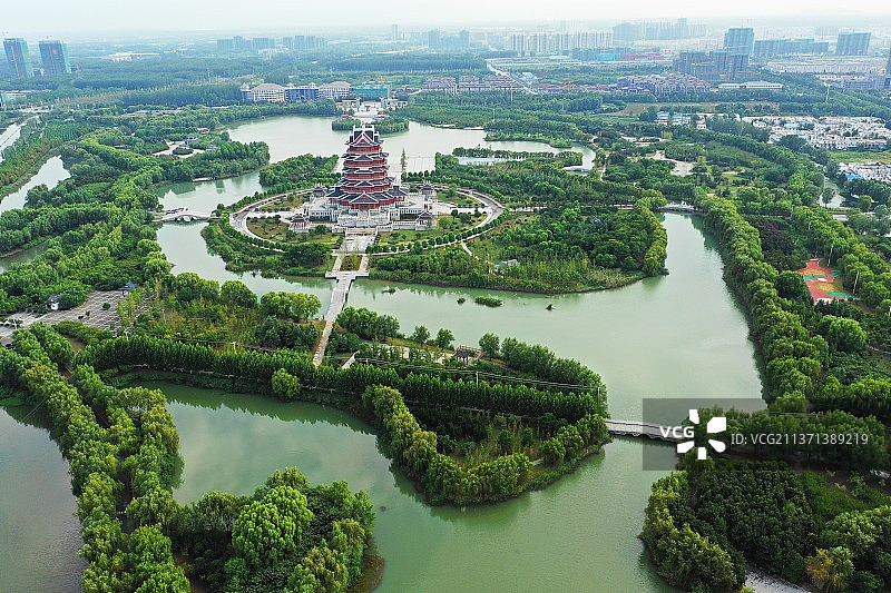 沙沟湖公园全景+江苏省徐州市邳州市东湖街道辽河东路沙沟湖水杉公园图片素材