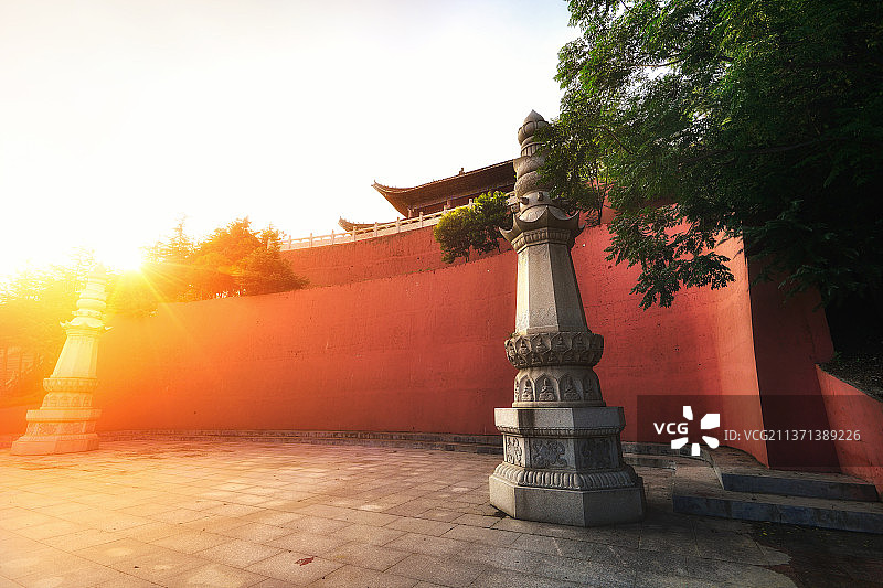夕阳下的石雕塔+江苏省徐州市邳州市铁富镇艾山风景名胜区铁佛寺图片素材