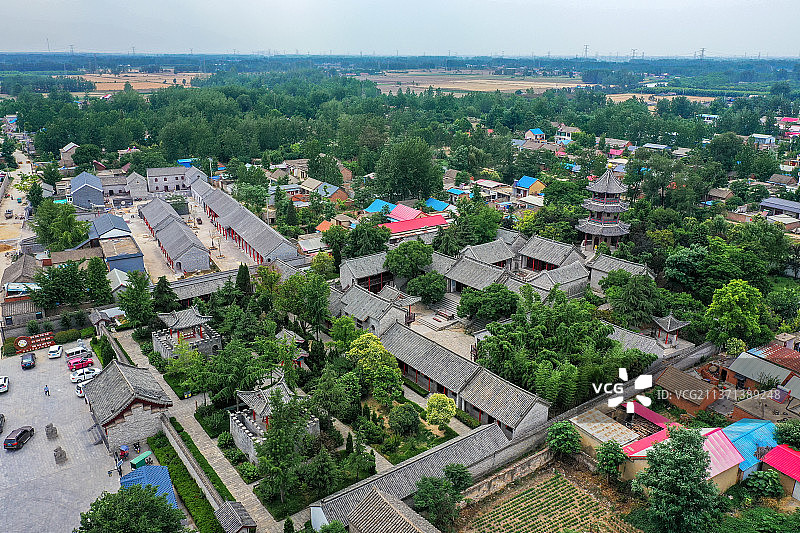 村镇中间的土山关帝庙+江苏省徐州市邳州市土山镇土山关帝庙图片素材