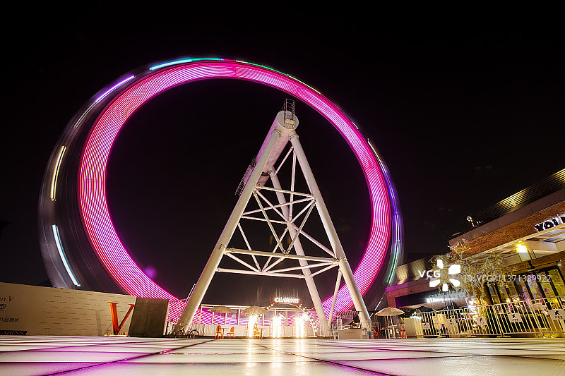 都市屋顶旋转的摩天轮图片素材