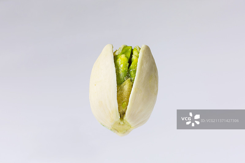 单个开心果特写，白背景开心果图片素材