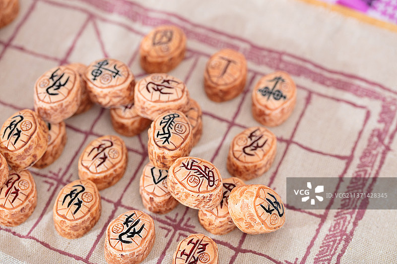 散落的中国棋子在棋盘上图片素材