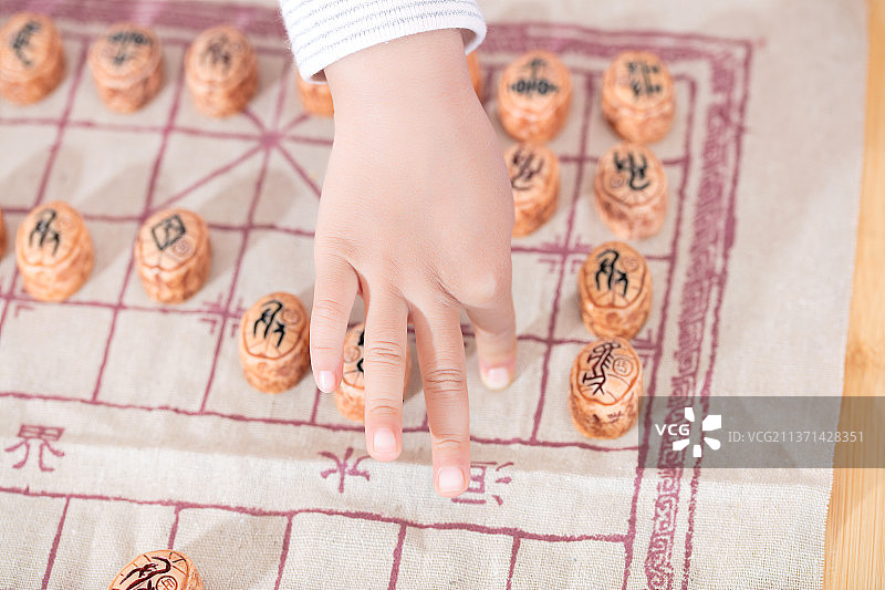 小孩子的手在摆放中国象棋图片素材