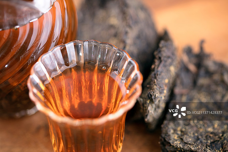 特写黑茶茶汤和黑茶块图片素材